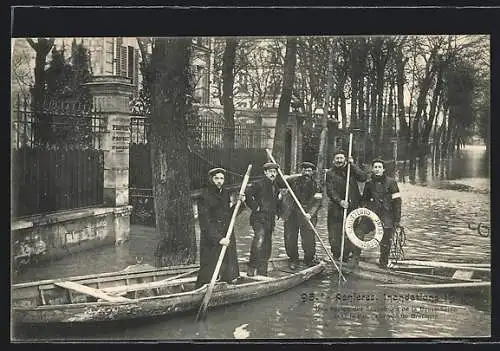 AK Asnières, Inondations 1910, une equipe des Sauveteurs de la Basse-Seine