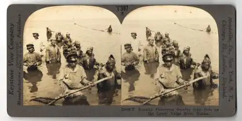 Stereo-Fotografie Keystone View Co., Meadville, Russian Fishermen drawing their Nets in the Lower Volga River, Russia