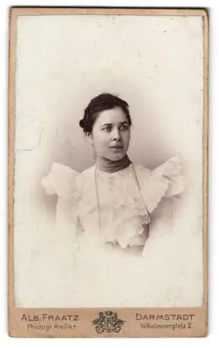 Fotografie Alb. Fraatz, Darmstadt, Wilhelminenplatz 2, Junge Dame im weissen Kleid