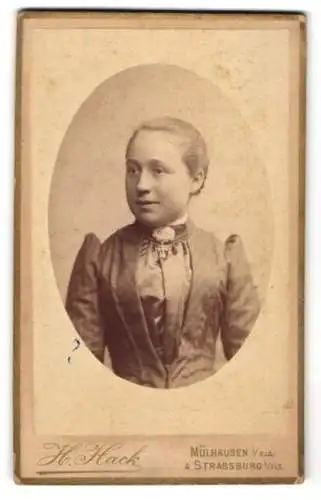 Fotografie H. Hack, Mülhausen i. Els., Illzacher-Str. 2, Junge Dame mit Kragenbrosche und Kreuzkette