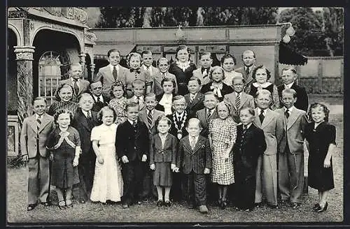 AK Berlin-Niederschönhausen, Lunapark Schönholz, Schaefer`s Märchenstadt Lilliput, Gruppenfoto von Lilliputanern