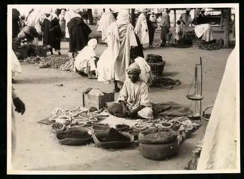 Fotografie Winter, Ansicht Ain El Arba / Algerien, Verkäufer mit seinem Stand auf dem örtlichen Marktplatz