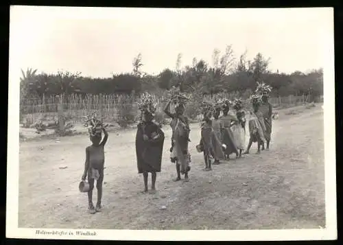 Fotografie unbekannter Fotograf, Ansicht Windhuk / Windhoek, Deutsch-Südwestafrika / Namibia, Eingeborene Holzverkäufer