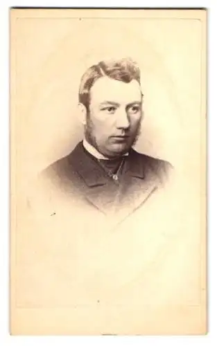 Fotografie Wm. Bartholomew, Egham, Bürgerlicher Herr mit Koteletten