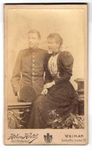 Fotografie Atelier Hertel, Weimar, Ecke Schützen- & Deinhardts-Gasse, Soldat in Uniform mit seiner Frau