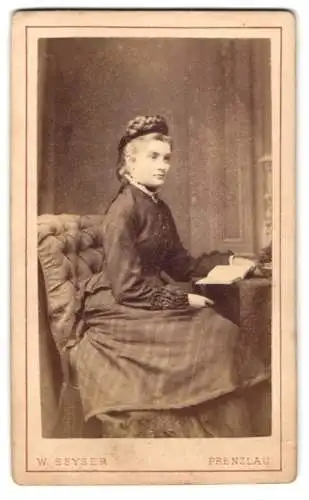 Fotografie W. Seyser, Prenzlau, Königsstr. 159, Junge Dame im Kleid mit Buch