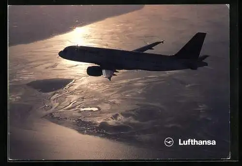 AK Airbus A320-200 der Lufthansa fliegt der Sonne entgegen