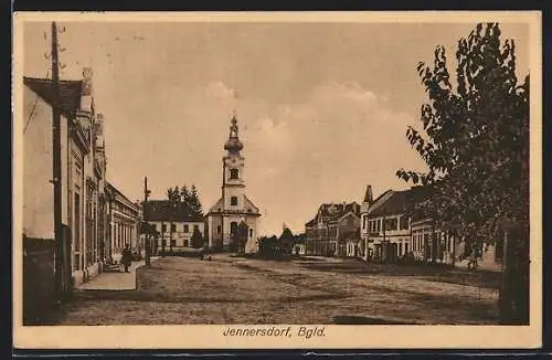 AK Jennersdorf, Strassenpartie mit Blick zur Kirche