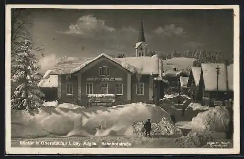 AK Oberstaufen /Allgäu, Bahnhofstrasse mit Gasthof zur Post