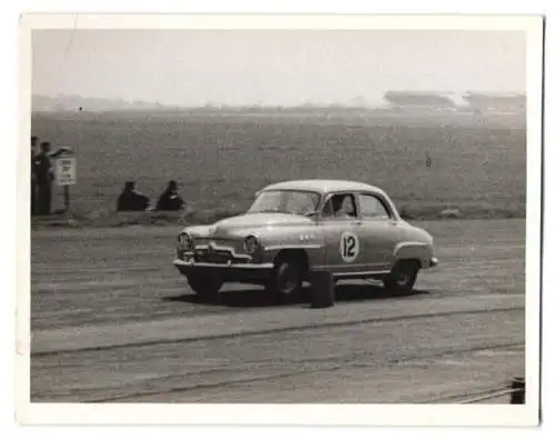 Fotografie Auto Rennwagen mit Startnummer 12 auf der Rennstrecke Silverstone