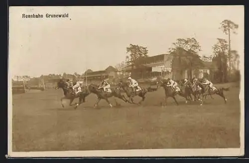 AK Berlin-Grunewald, Jockeys mit Pferden auf der Rennbahn