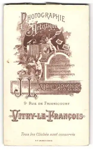 Fotografie J. Laporte, Vitry-le-Francois, 9 Rue de Frignicourt, zwei Engel mit Plattenkamera werfen mit Fotos umher