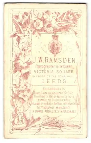 Fotografie J. W. Ramsden, Leeds, Victoria Square, Orden über Anschrift des Ateliers umrandet von Vögeln und Blumen