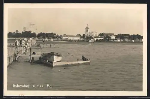 AK Podersdorf a. See / Burgenland, Blick vom See auf Ort mit Kirche