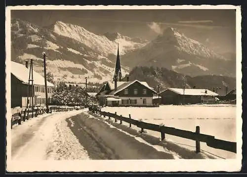 AK Fischen im Allgäu, Blick zum verschneiten Ort mit Entschenkopf, Nebelhorngruppe und Rubihorn