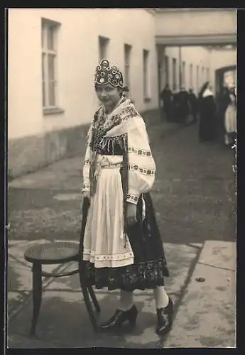 Foto-AK Altötting, Engl. Institut, kostümierte Frau zum Fasching 1929