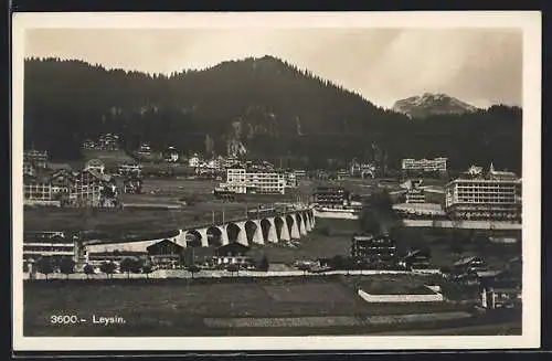 AK Leysin, Ansicht der verstreuten Ortschaft mit kleiner Eisenbahnbrücke