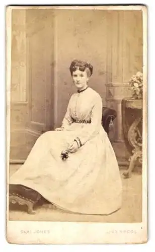 Fotografie Daniel Jones, Liverpool, junge englische Dame im weissen Kleid mit geflochtenen Haaren