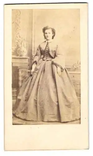 Fotografie H. Lehmann & Co., Berlin, hübsche junge Dame im hellen Kleid mit Locken