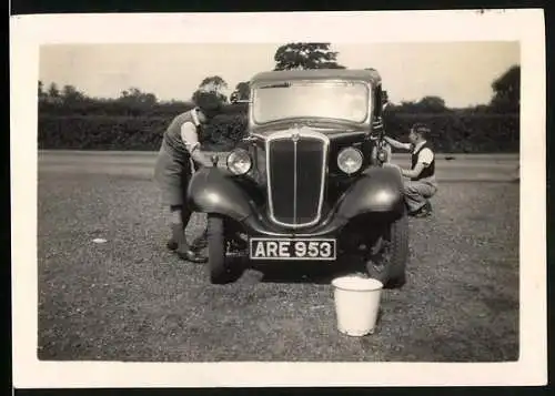 Fotografie Auto, Burschen waschen PKW per Hand, Kennzeichen ARE 953