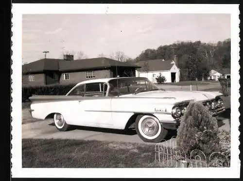 Fotografie Auto, US-Car, Strassenkreuzer in Hauseinfahrt stehend