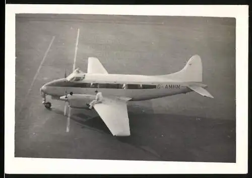 Fotografie Flugzeug De Havilland DH.104 Dove, Niederdecker Passagierflugzeug mit Kennung G-AMHM