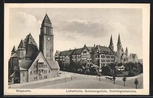 AK Wiesbaden, Lutherkirche, Gutenbergschule und Dreifaltigkeitskirche aus der Vogelschau, mit Strassenkreuzung