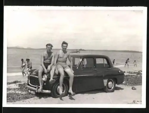 Fotografie Auto, Burschen in Badehose auf PKW sitzend