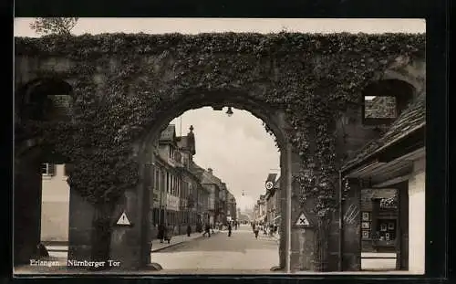 AK Erlangen, Nürnberger Tor mit Durchblick und flagge