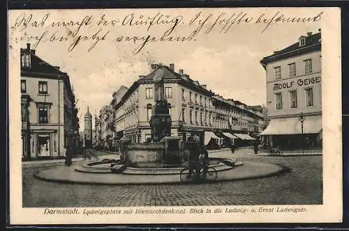 AK Darmstadt, Blick in die Ludwig- und Ernst Ludwigstrasse mit Geschäften, Ludwigplatz mit Bismarckdenkmal