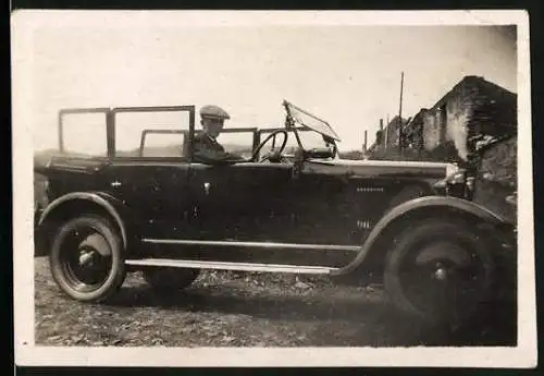 Fotografie Auto Cabrio, stolzer Fahrer sitzt im offenen Cabriolet