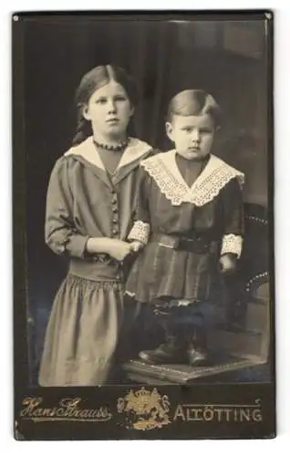 Fotografie Hans Strauss, Altötting, Schlotthammerstrasse 1, Bürgerliches Mädchen mit Zöpfen und ihrer kleinen Schwester