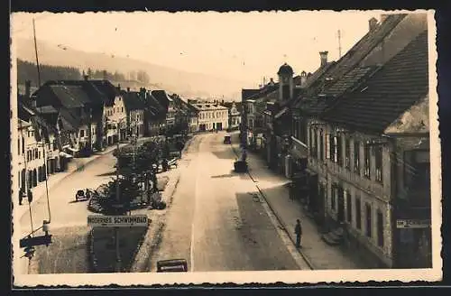 AK Kindberg, Hauptplatz mit Schild Zum Schwimmbad