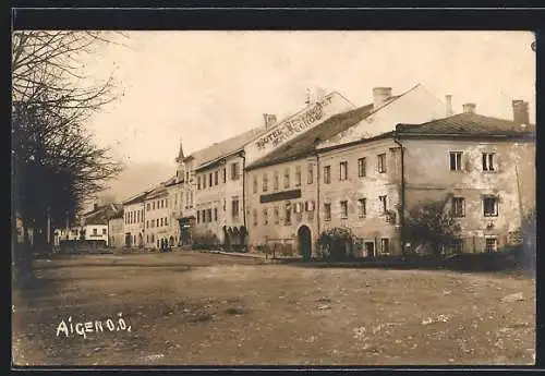 AK Aigen /O.-Ö., Platzpartie mit Blick zum Brunnen und Hotel-Restaurant Almesberger