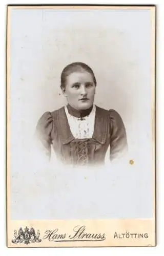 Fotografie Hans Strauss, Altötting, Schlotthammerstr. 1, Neuöttingerstr. 37, Junge Dame mit zurückgebundenem Haar