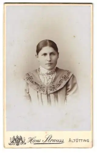 Fotografie Hans Strauss, Altötting, Schlotthammerstr. 1, Junge Dame mit adretter Frisur im Kleid mit besticktem Revers