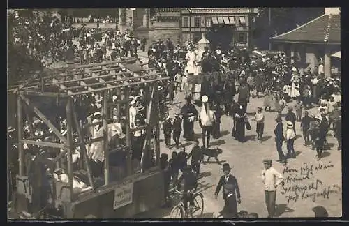 Foto-AK Ehingen / Donau, Karnevalsumzug auf der Strasse, Fasching