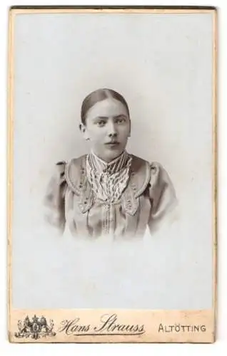 Fotografie Hans Strauss, Altötting, Schlotthammerstr. 1, Junges Mädchen mit zürückgebundenem Haar