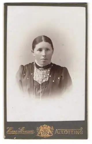 Fotografie Hans Strauss, Altötting, Schlotthamerstr. 1, Neuöttingerstr. 37, Junge Dame mit zurückgebundenem Haar