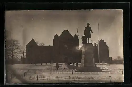 AK Toronto, MacDonald Memorial in front of the Parlament building