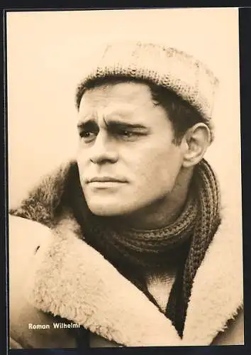 AK Schauspieler Roman Wilhelmi mit Strickmütze in Winterjacke