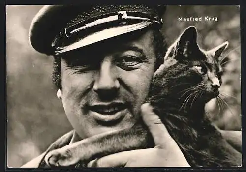 AK Schauspieler Manfred Krug mit Schirmmütze und Katze