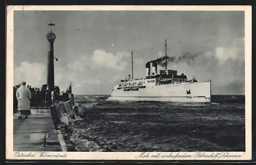 AK Warnemünde, Mole mit einlaufendem Fährschiff Schwerin