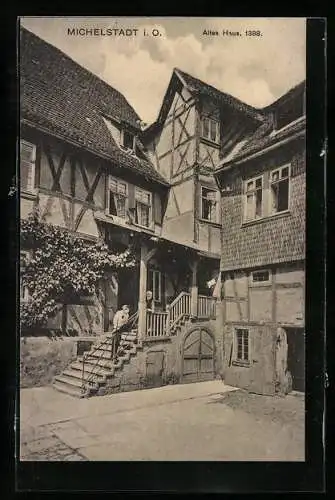 AK Michelstadt i. O., Anwohner im Hof eines alten Hauses