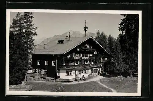 AK Schwaz /Tirol, Das Gasthaus Alpenhof Grafenast mit Gästen auf der Veranda