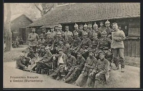 AK Gmünd /Württ., Gruppe französischer Kriegsgefangener vor einem Holzgebäude