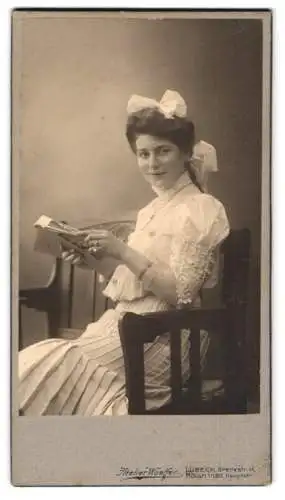 Fotografie Atelier Woelfer, Lübeck, Breitestr. 41, Portrait Hübsche Bürgertochter mit weissen Haarschleifen