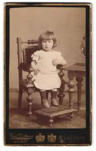 Fotografie Carl Dittmar, Landshut, Zwischen den Brücken, Portrait Süsses Mädchen in weissem Kleid