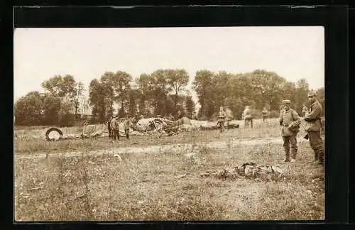 Foto-AK Zerstörtes Flugzeug mit deutschen Soldaten