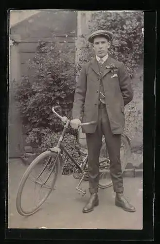 AK Mann im Anzug mit Fahrrad